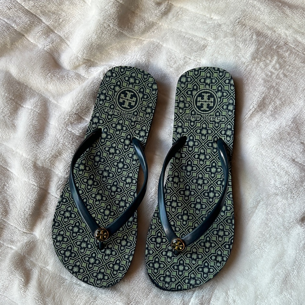 Tory Burch Navy and Sage Geometric Flip Flops Sz 7.5 - Picture 4 of 11